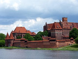 http://geografia_liceum.republika.pl/unesco/malbork.jpg